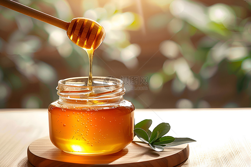 蜂蜜罐和勺子图片