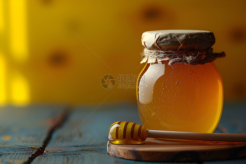 蜂蜜罐和勺子图片