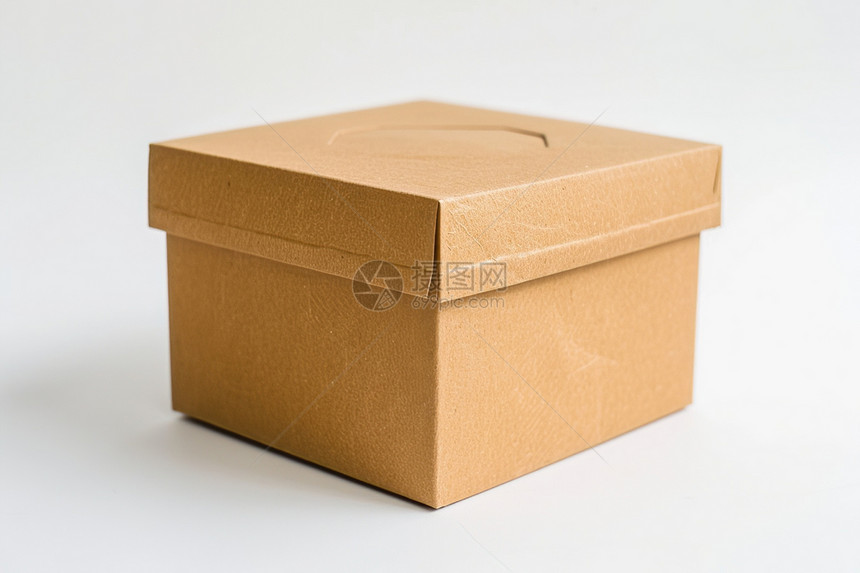 白色背景下放着带盖的棕色盒子图片