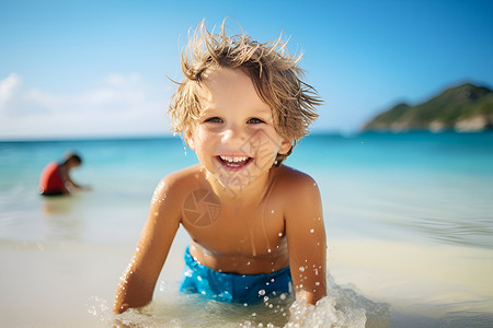 海边玩耍男孩沙滩玩耍的快乐男孩背景