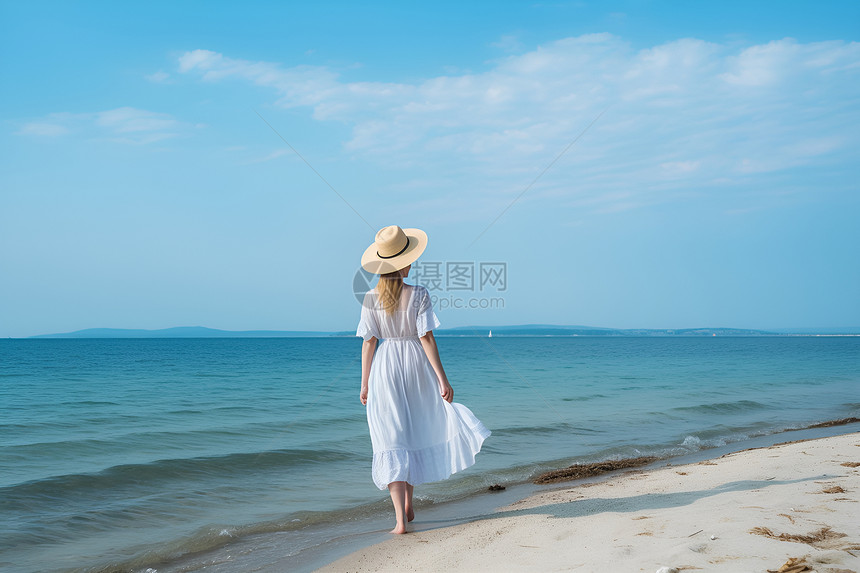 海滩上行走的女孩图片