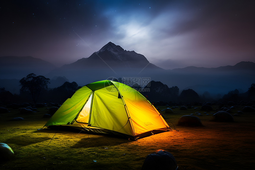 山谷中的露营帐篷图片
