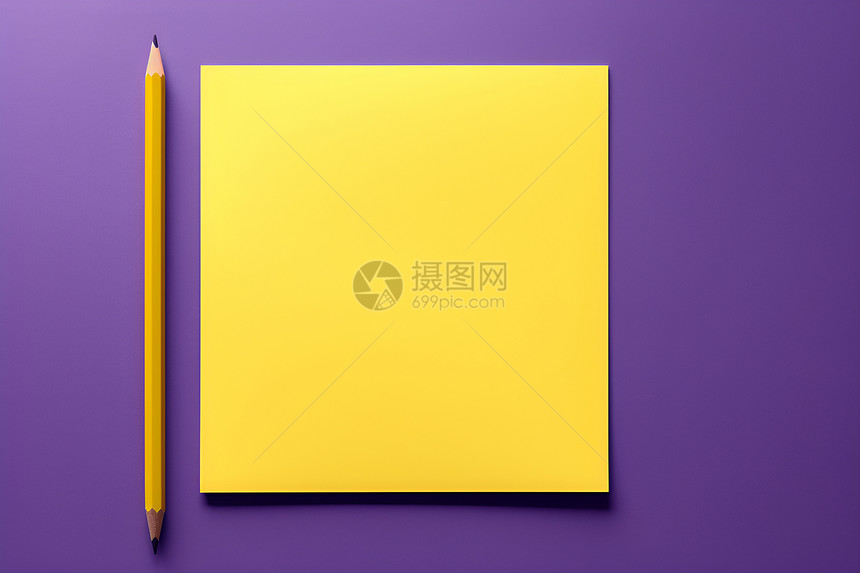 铅笔旁的黄色小册子图片