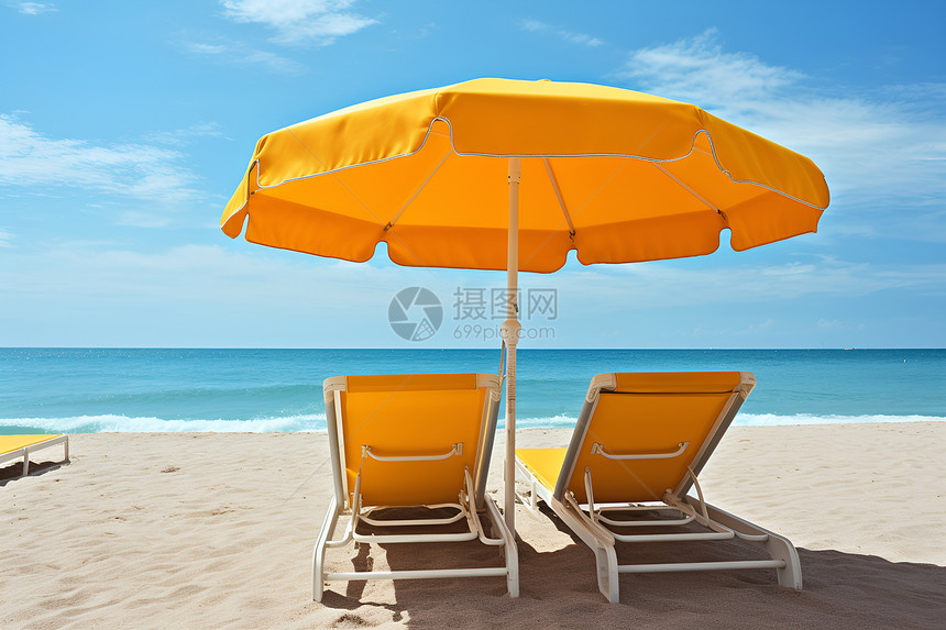 沙滩上的躺椅和伞图片