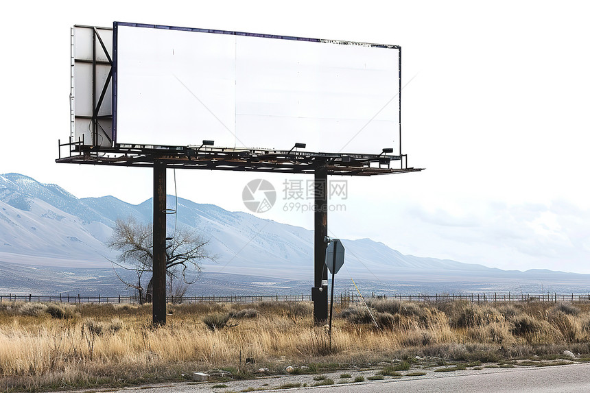 群山背景下的公路广告牌图片