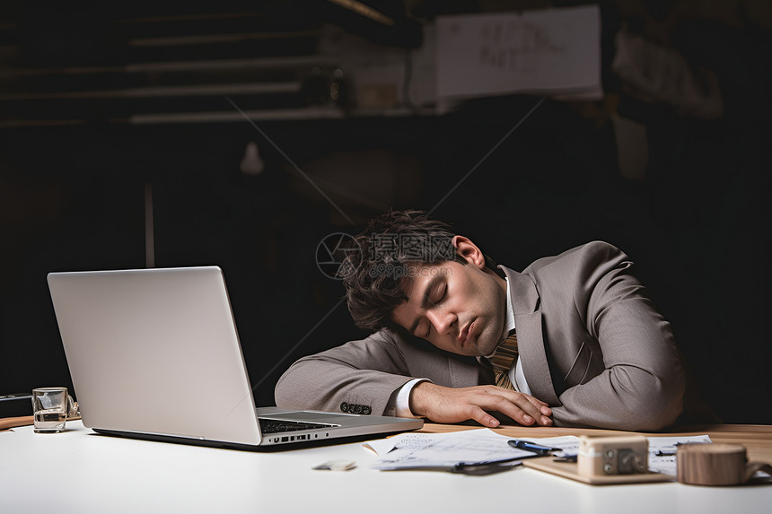 电脑前瞌睡的男人图片