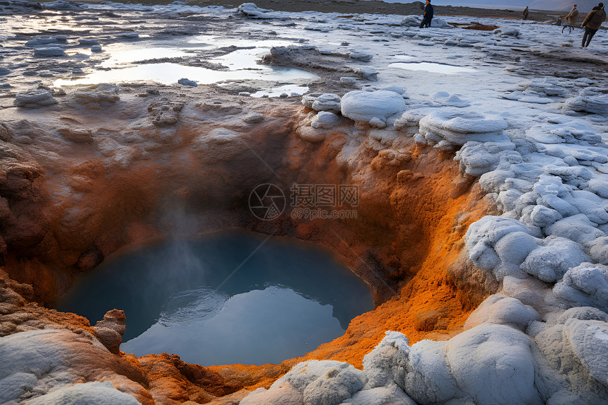 火山口的水池图片