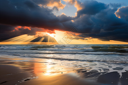 乌云与日落余辉海洋上的日落背景