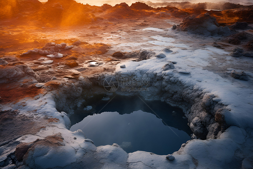 火山口的地热水池图片