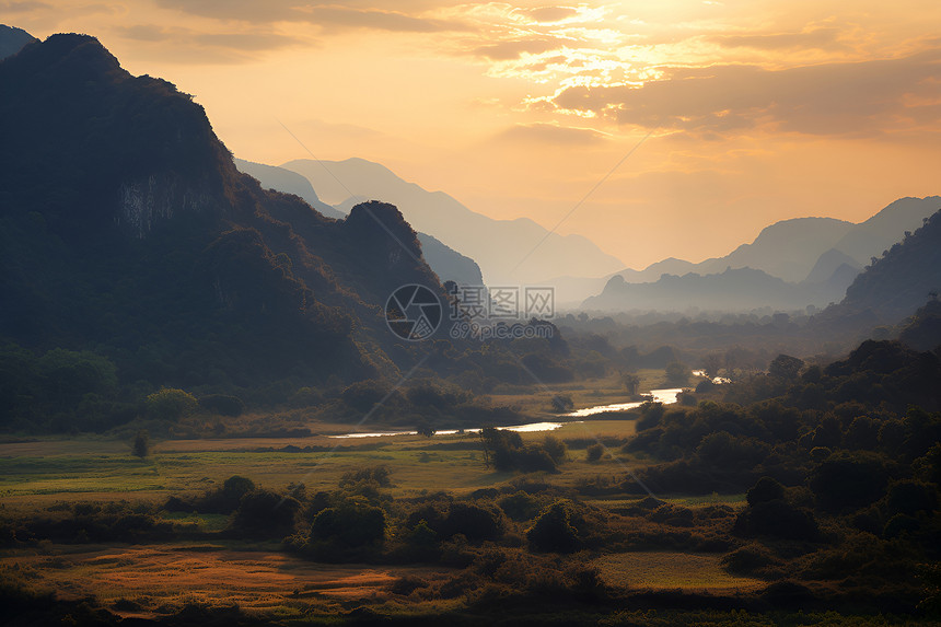 黄昏后的山岭河流图片