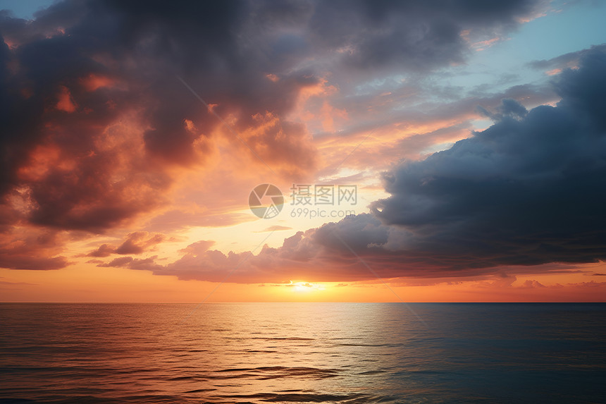 夕阳映照的大海图片