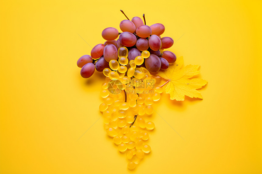 黄色背景上的葡萄图片