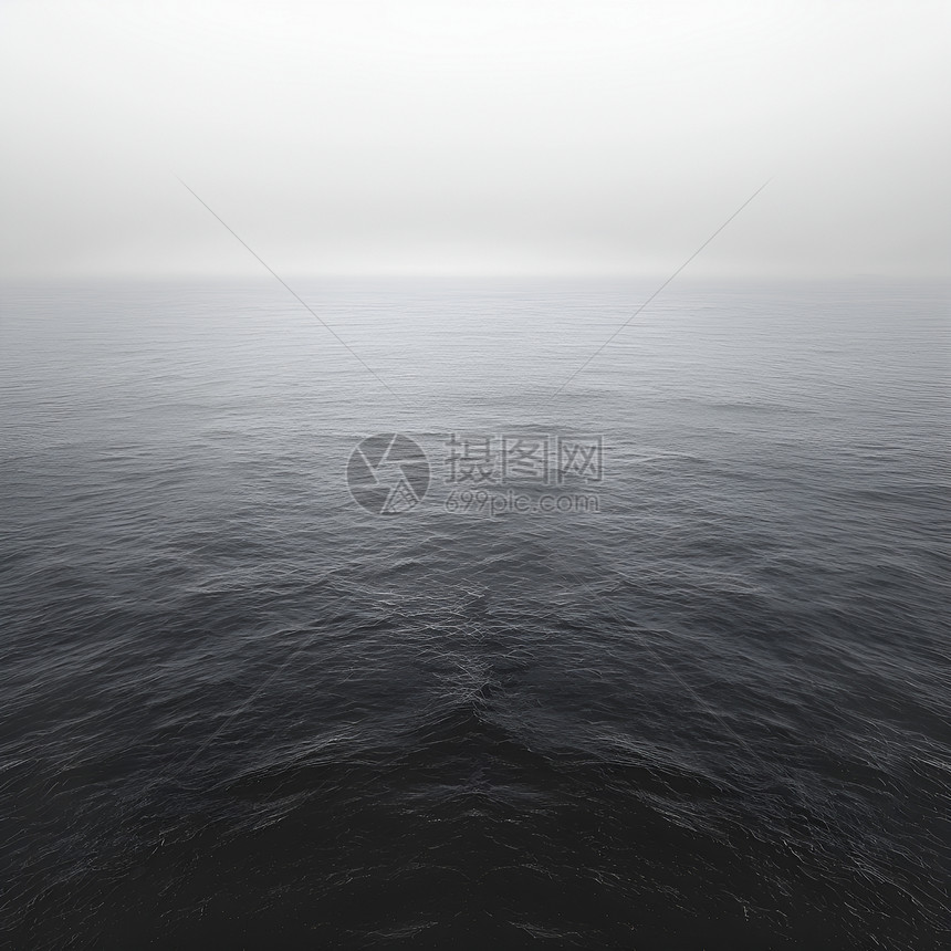 海洋中的迷雾与孤舟图片