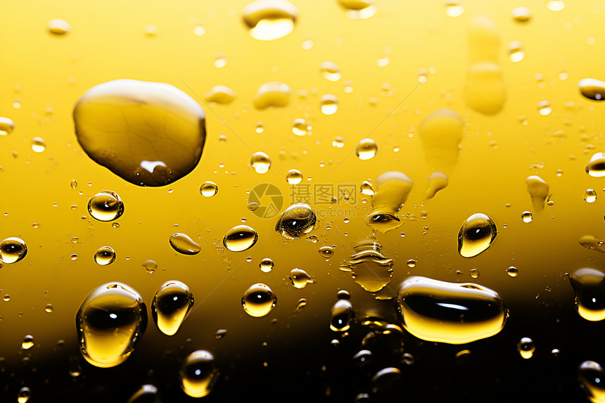 橄榄油滴在玻璃表面图片