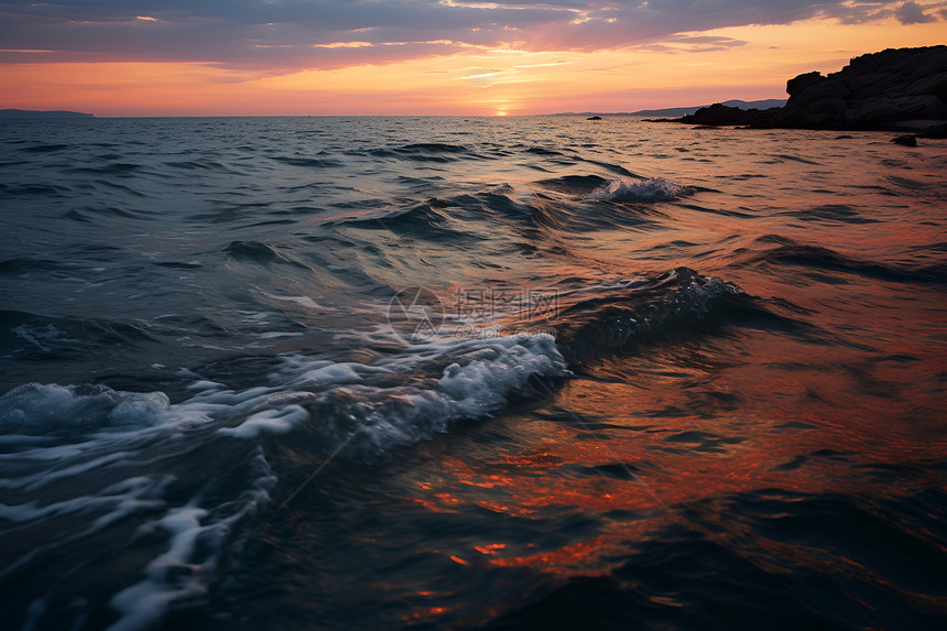 日落的沙滩和海浪图片