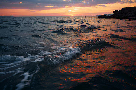 日落的沙滩和海浪背景图片
