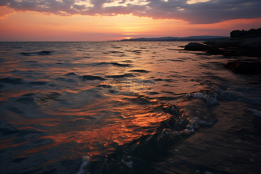 夕阳余晖中的海洋图片