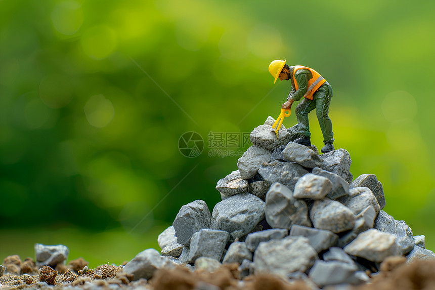 微型建筑工人在堆石上图片