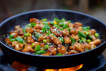 锅中烹饪着鸡肉图片