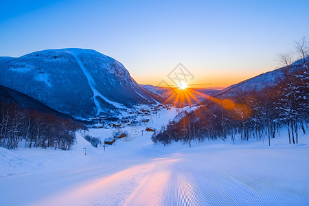 冬日余晖映雪山图片